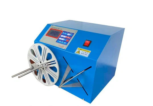 Navíjení USB datových kabelů, audio kabelů a sluchátek WPM-K289